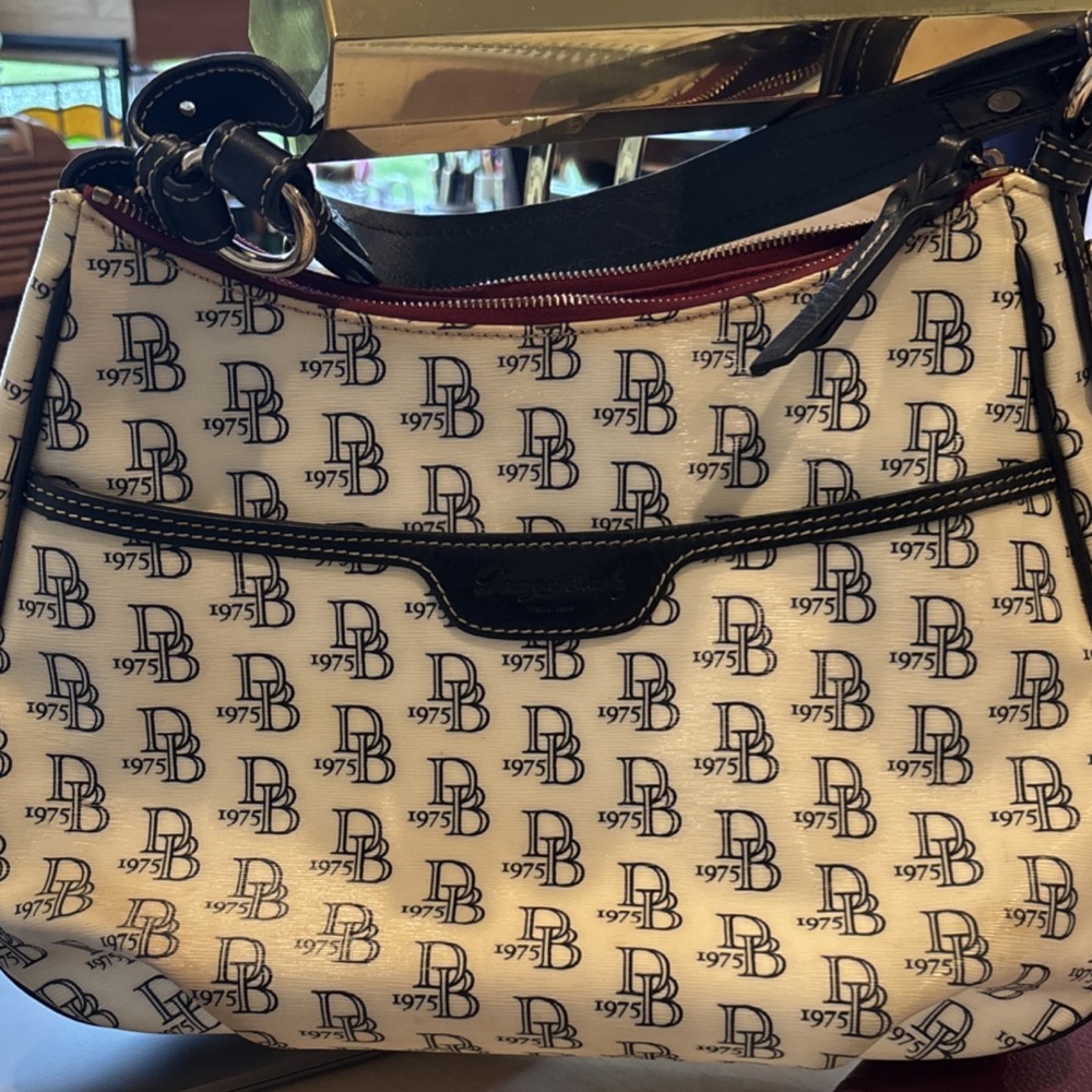 Dooney & Bourke White Black Logo Shoulder Bag with Zipper Key Holder - Picture 10 of 10